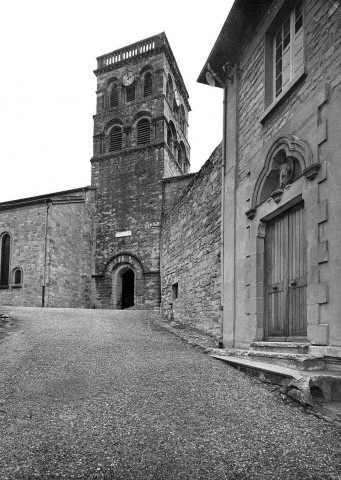 Saint-Donat-sur-l'Herbasse.- Le clocher roman (XIIIe siècle) de l'ancienne collégiale.