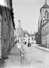 Avallon (Yonne). - Le beffroi, la maison des Sires de Domecy et le parvis de la collégiale Saint-Lazare.
