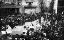 Obsèques officielles des 129 victimes de l'incendie de la salle Sainte-Madeleine, cours Voltaire, le 1er juin 1919.