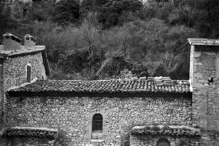 Pontaix. - La façade sud-est du temple.