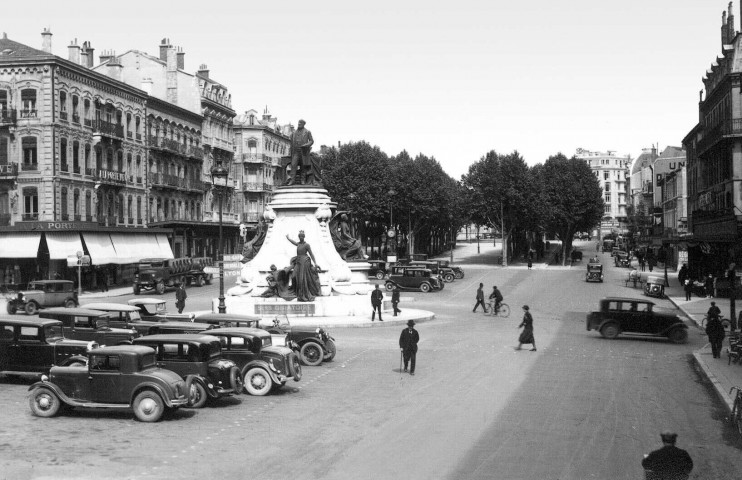 Le monument d’Émile Augier (1897) place de la République.