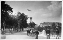 Un zeppelin au dessus de l'esplanade du Champ de Mars.