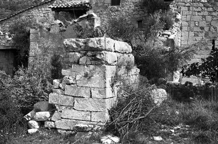 Saint-May. - Maçonnerie ancienne à l'ouest de la chapelle du prieuré de Bodon.