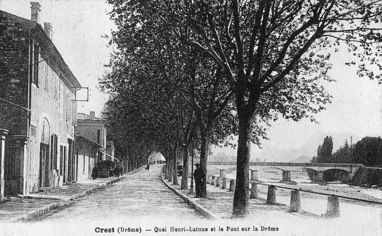 Crest.- Le quai Henri Latune et le pont sur la Drôme.