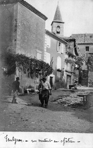 Rue du village et le clocher de l'église Saint-Vincent.