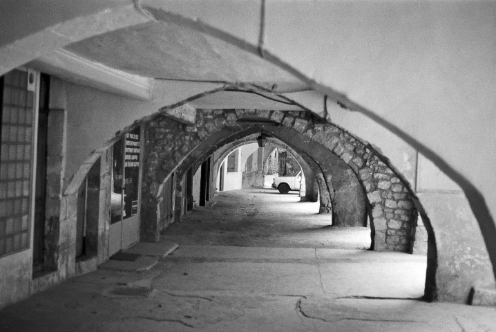 Buis-les-Baronnies. - Arcades au sud de la place du Marché.