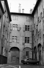 Valence. - La façade côté cour de l'ancienne abbaye de Vernaison, devenue annexe du Palais de Justice.