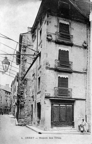 Crest.- La maison des Têtes, rue de la République.