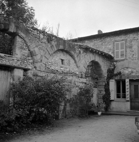 Charpey.- Les restes du château féodal.