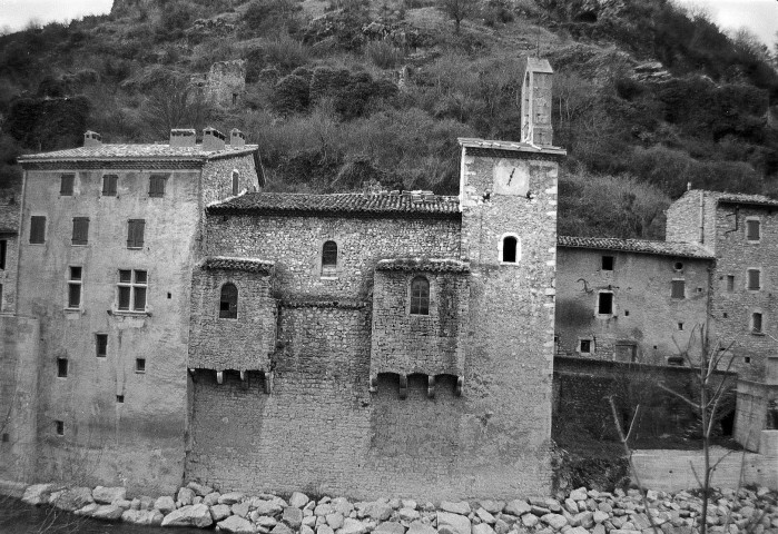 Pontaix. - La façade sud-est du temple.