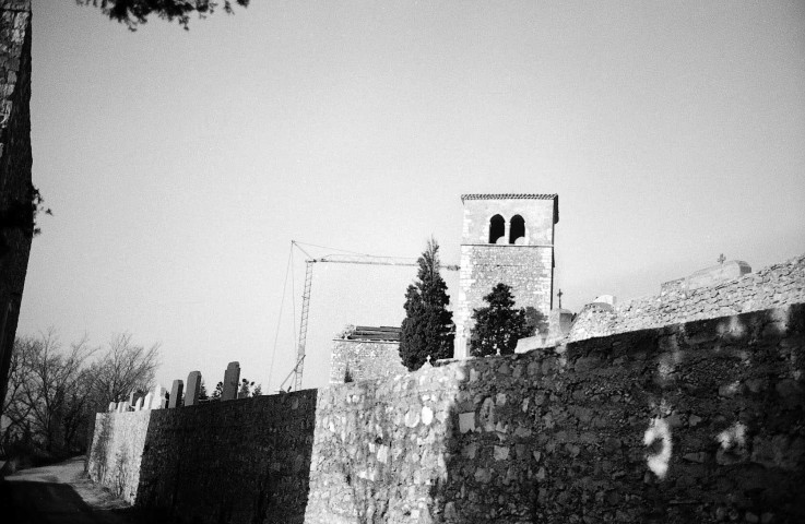 Mirmande.- La façade sud de l'église Sainte-Foy, pendant les travaux de restauration.