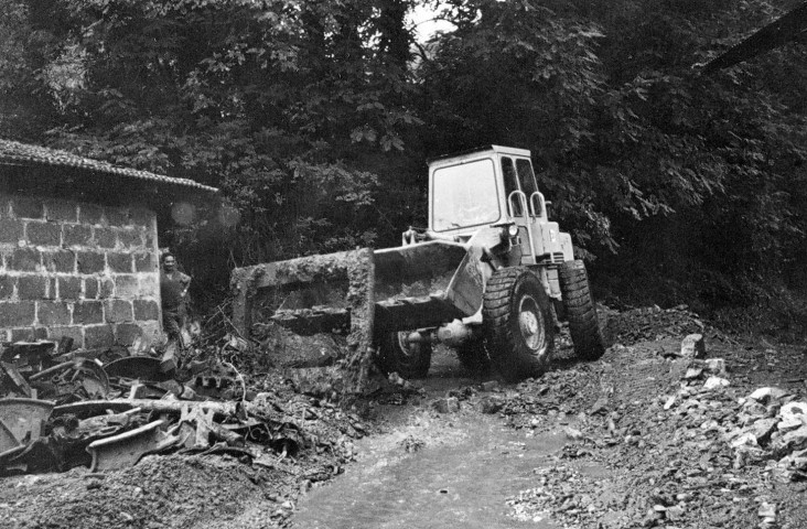 Saint-Uze.- Nettoyage après les inondations de 1968.