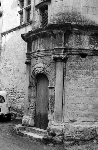 Saint-Restitut. - Le porche de la maison de la Tour.