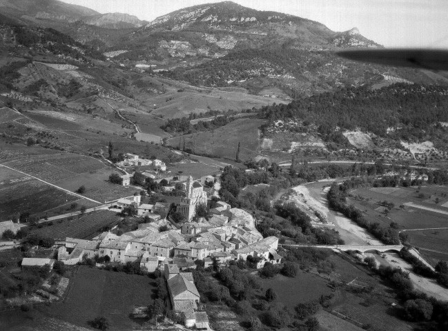 Pierrelongue.- Vue aérienne du village et de la chapelle Notre Dame de la Consolation (construite entre 1900 et 1905)