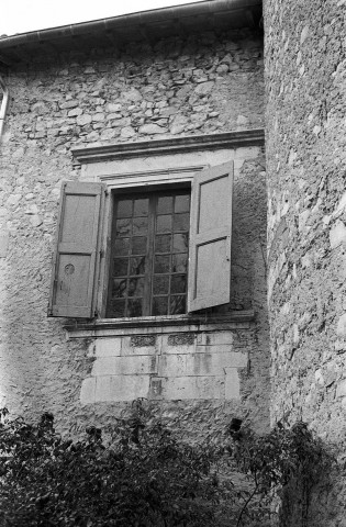 Montclar-sur-Gervanne. - Fenêtre du château de Vachères.