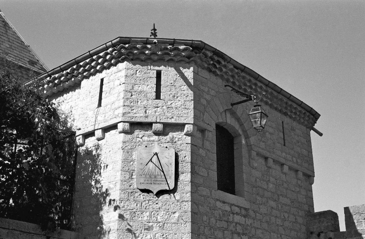 Aulan. - Le pavillon d'entrée du château.