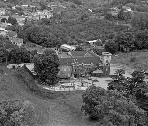 Ponsas.- Vue aérienne du château de Fontager.