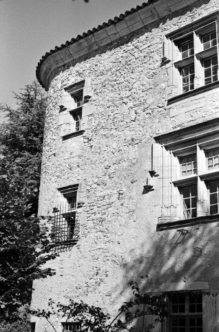 Montjoux. - La façade sud du château (XVe s.).