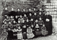 Vaunaveys-la-Rochette.- Élèves de l'école privée de filles de Vaunaveys, devant la maison de Melle Marchand.