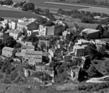 Vue aérienne d'une partie du village et du château.
