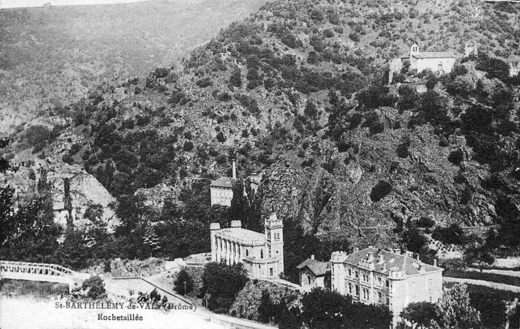 L'ancien hospice et sa chapelle Saint-Joseph et en haut la chapelle Notre-Dame-de-Vals.