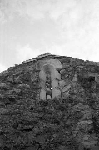 Allan. - Fenêtre de la façade sud de la chapelle Barbara.