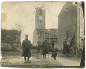 Seicheprey. - Trois soldats devant l'église détruite.
