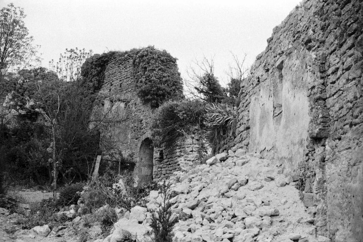 Chabrillan.- Restes des remparts nord du village.