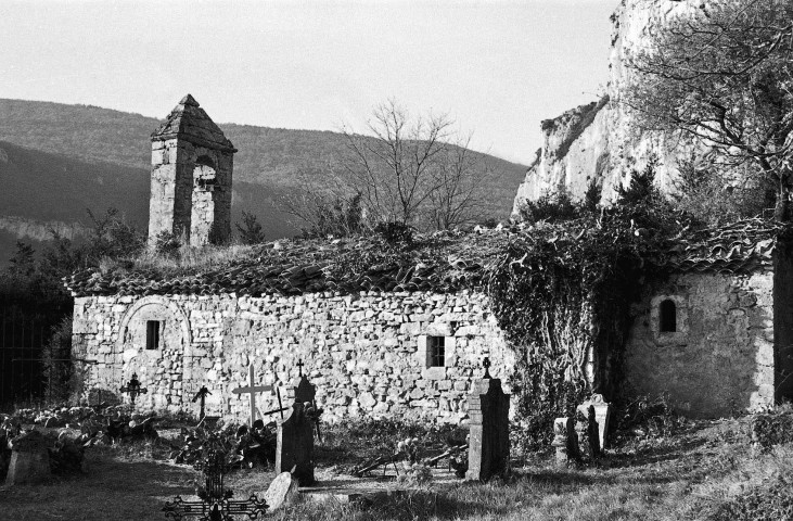 Omblèze. - La façade sud de la chapelle Sainte-Madeleine du hameau d'Ansage, avant les travaux de dégagement.