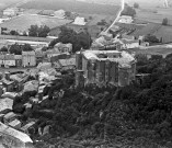 Vue aérienne d'une partie du village et du château.