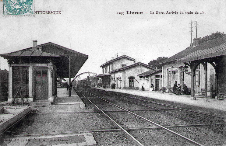 Train arrivant en gare.