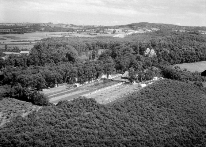 Beausemblant.- Vue aérienne du château de Senaud.