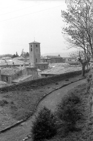 Étoile-sur-Rhône. - Le clocher de l'église Notre Dame (XIIIe-XIVe s.), vue de la terrasse du château Saint-Ange.