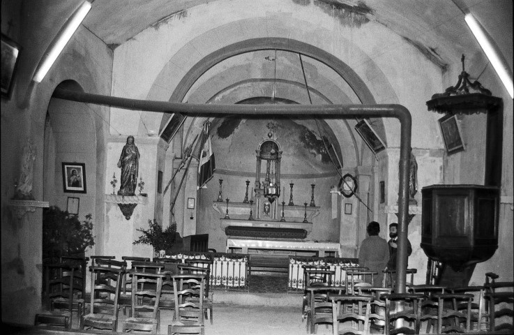 Peyrins. - La nef et le chœur de la chapelle Saint-Ange.