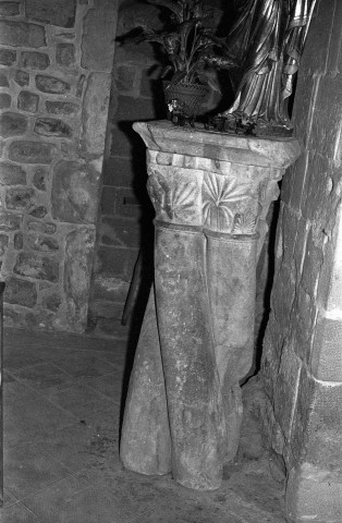 La Motte-de-Galaure.- Colonne dans la nef de l'église Sainte-Agnès.