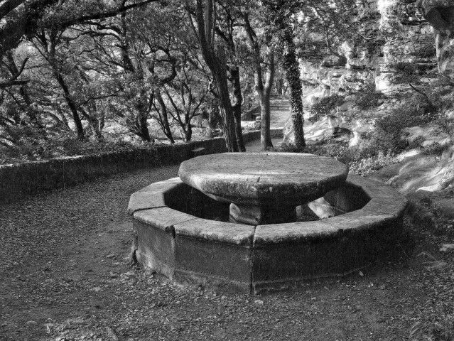 Grignan. - La grotte de Rochecourbière, la table où Madame de Sévigné écrivait parfois.