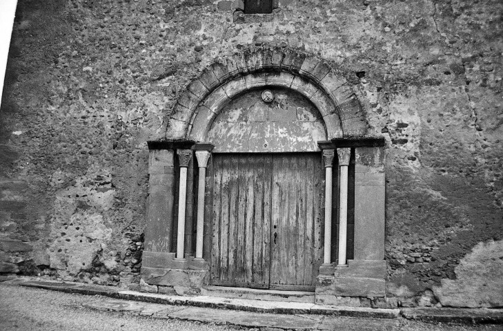 Manthes. - Le porche de l'église Saint-Pierre-Saint-Paul.