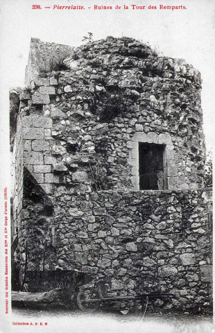 Les vestiges des remparts.