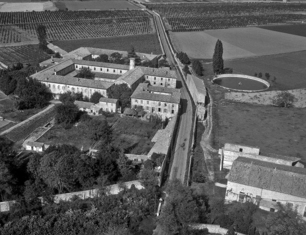 Montélimar. - Vue aérienne de l'ancienne abbaye de Maubec.