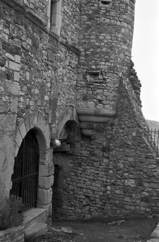 Rousset-les-Vignes.- Détail de la façade nord du château.