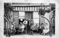 Personnages en terrasse d'un café, place de l'église.