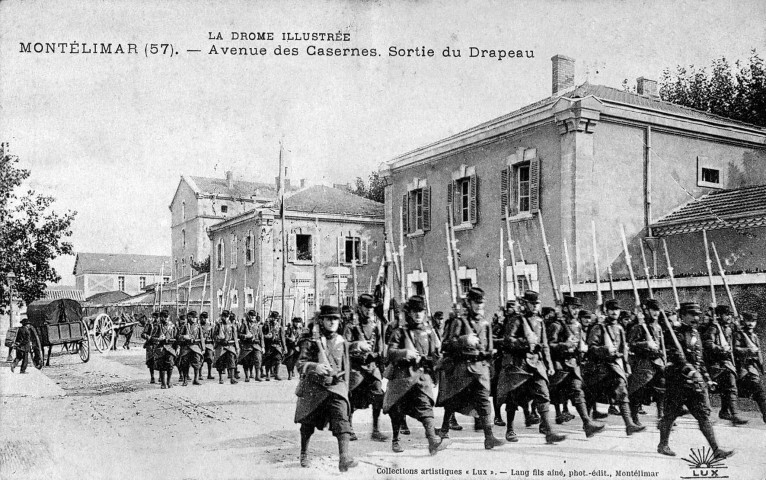 Montélimar.- Défilé devant la caserne saint-Martin.