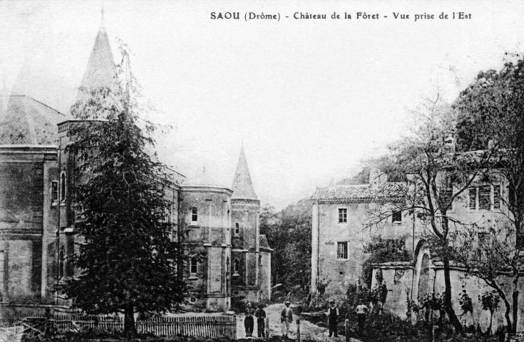 Le château de la Forêt construit en 1852 est rasé en 1971.