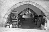 Buis-les-Baronnies. - Arcades au nord de la place du Marché.