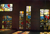 L'église réformée inaugurée le 16 novembre 1975. Les vitraux du maître-verrier J.-M. Balayn.