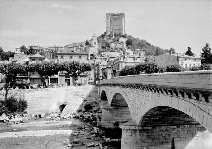 Crest. - Vue d'une partie de la ville et du pont Frédéric Mistral sur la Drôme