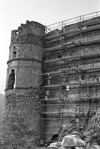 Montbrun-les-Bains.- Travaux de consolidation de la façade est du château.