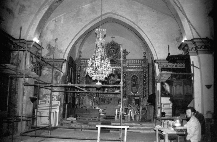 Montbrun-les-Bains. - Travaux à l'intérieur de l'église Notre-Dame.