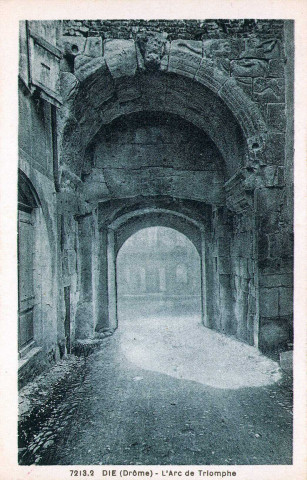 La porte Saint-Marcel est un ancien arc de triomphe romain dédié à Mars.