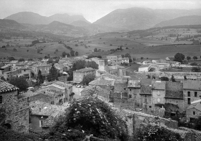 Bourdeaux.- Vue de l'église Saint Savin et d'une partie du village.